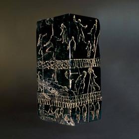 Angelo Rinaldi, Atleti 1, monolitho vetro massello nero, scolpito e inciso, cm.30x13x15, su plinto di ferro patinato,h.cm.120, anno 2000