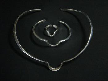  Angelo Rinaldi, Collare, bracciale, anello , Anatomico, in argento, presenti ad esposizioni internazionali