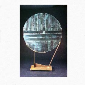  Angelo Rinaldi, Piccolo Gong, Astratto, scultura in cristrallo scolpito, diametro cm.50, con struttura in acciaio patinato, dimensioni totali, h. cm. 90  anno1996